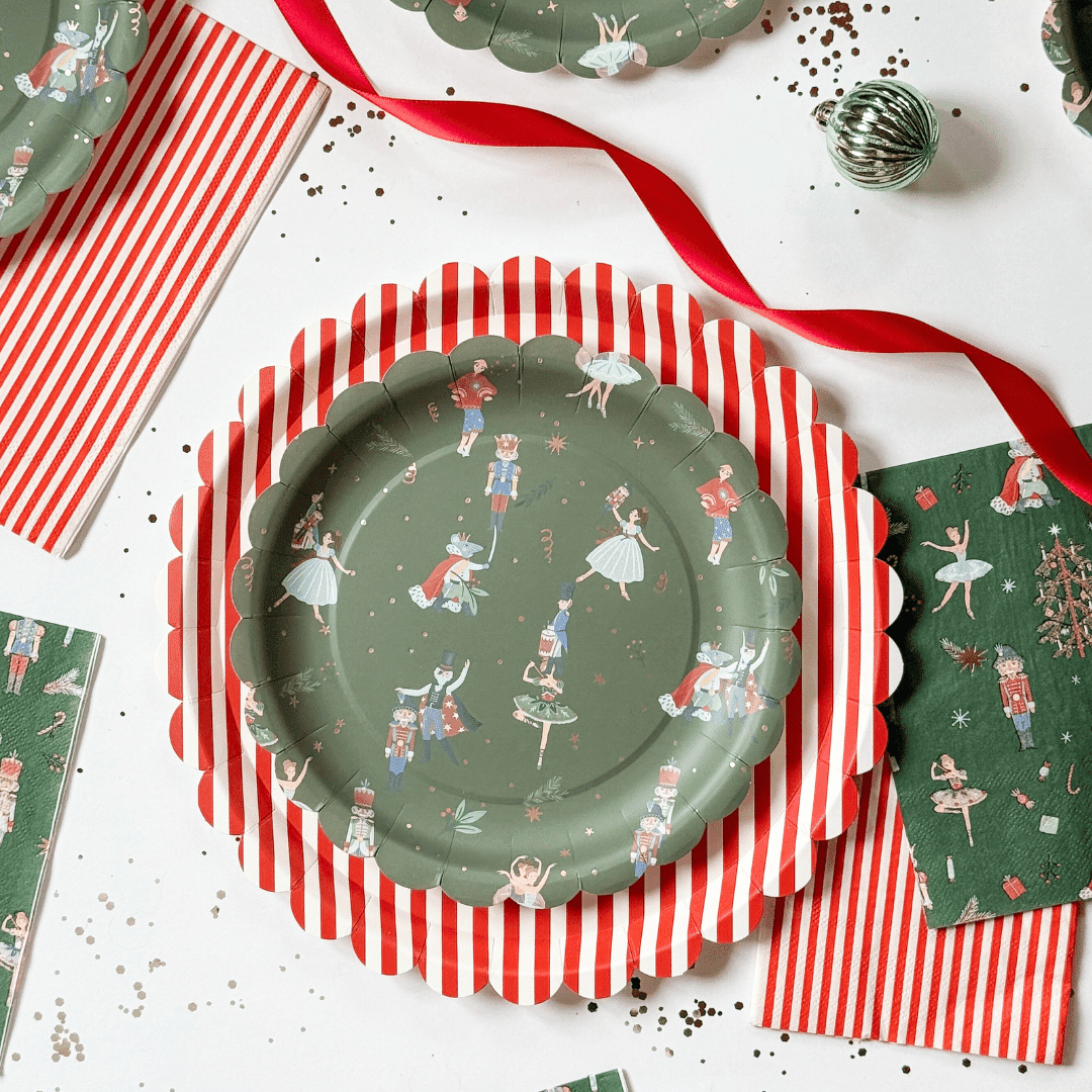 Red & White Candy Stripe Scalloped Dinner Plates | 12 count