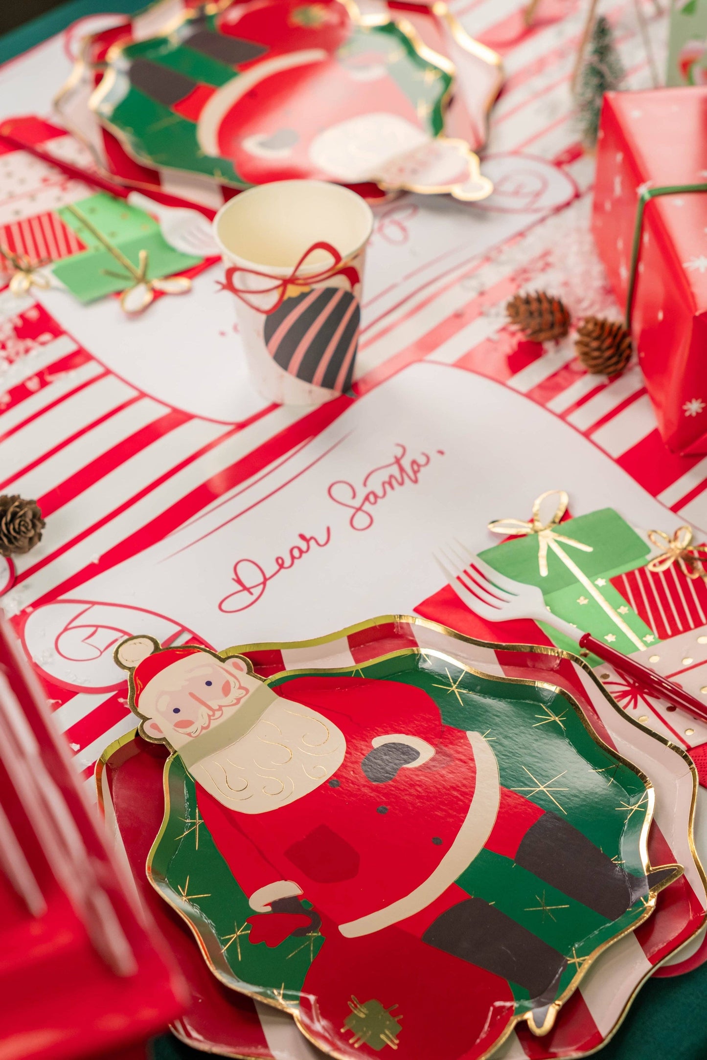 Santa's Cheer Dessert Plates | 8 count